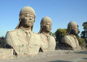 Бронзовые бюсты Саддама Хусйена.
Фото: DoD photo by Jim Gordon, CIV
