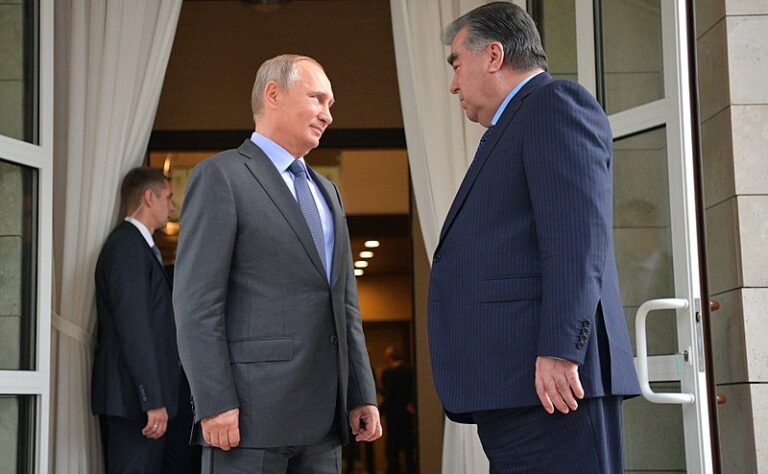 800px-Vladimir_Putin_and_Emomali_Rahmon_(2017-10-10)_06