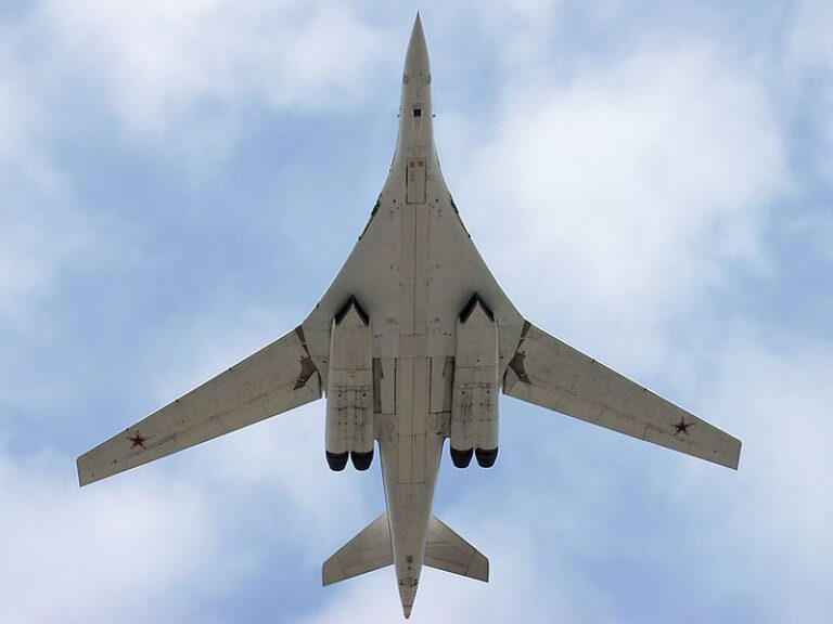 800px-Tupolev_Tu-160,_Russia_-_Air_Force_AN1452958