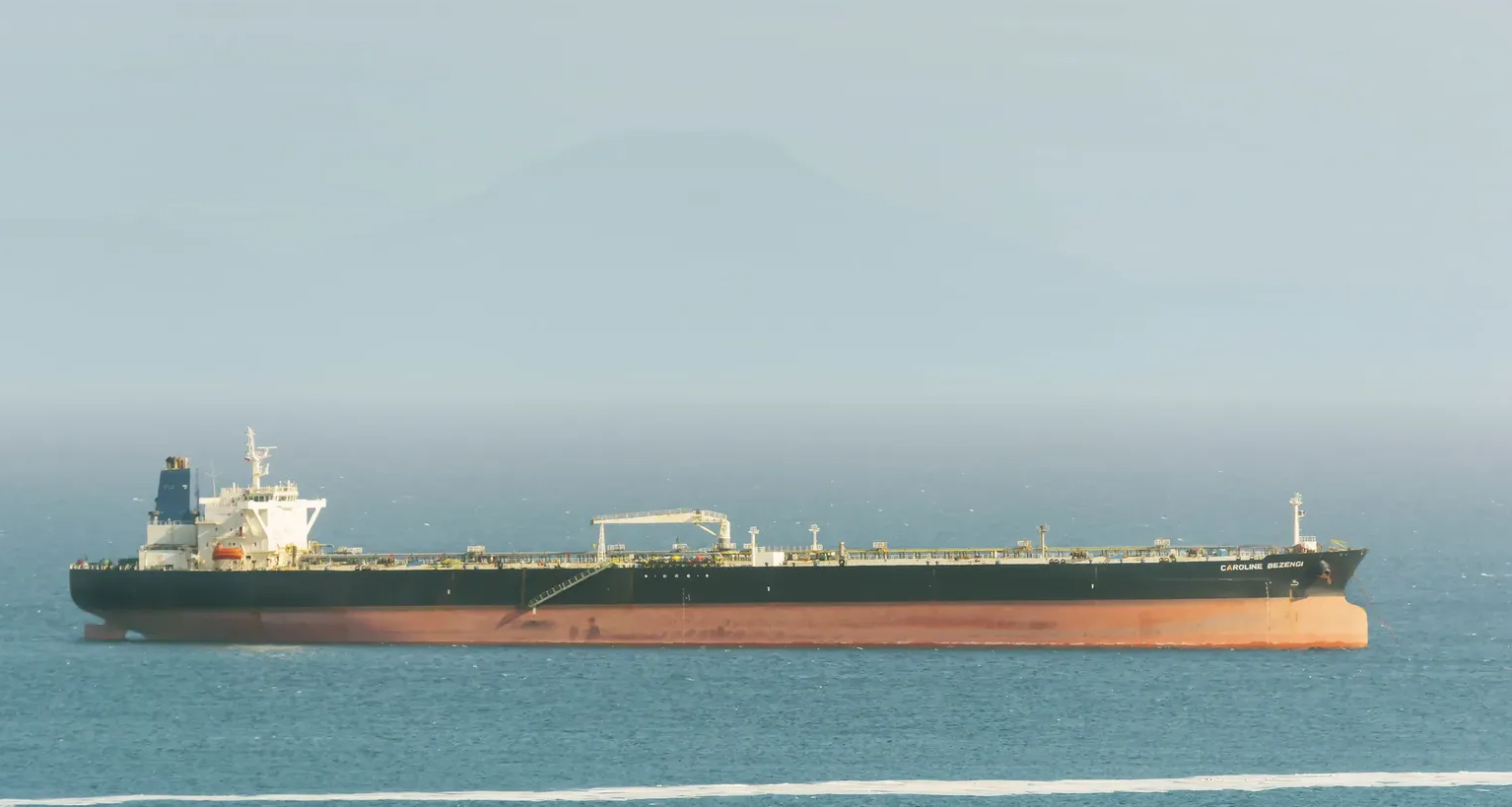 Разлив российской нефти из севшего на мель танкера Caroline Bezengi распространился на 1700 кв. км и достиг побережья Омана