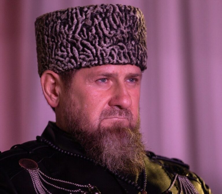 Рамзан Кадыров ограничивает участие жителей Чечни в войне, одновременно демонстрируя лояльность Владимиру Путину