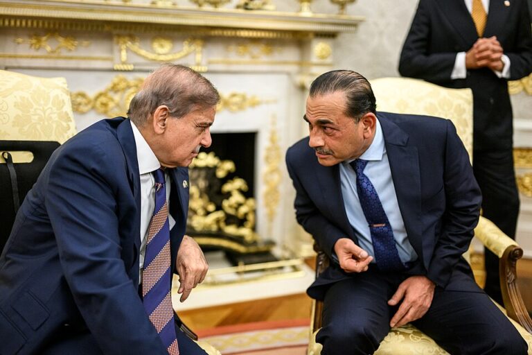 Премьер-министр Пакистана Шехбаз Шариф и фельдмаршал Асим Мунир