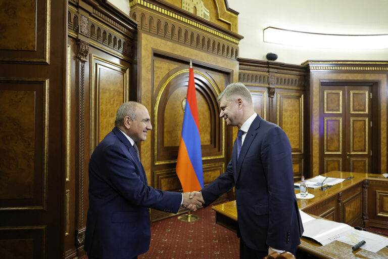 Никол Пашинян и Олег Белозеров